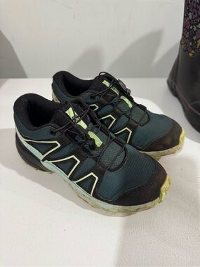 Salomon Kids Teal and Black Trail Sneakers with Light Green Accents